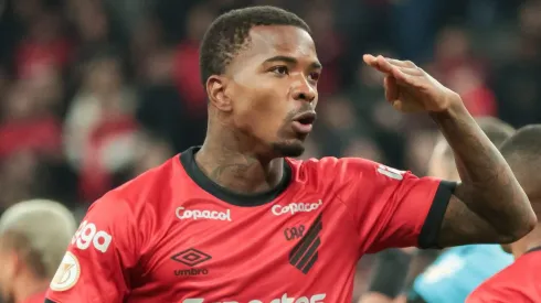 PR - CURITIBA - 27/08/2023 - BRASILEIRO A 2023, ATHLETICO-PR X FLUMINENSE - Caca jogador do Athletico-PR comemora seu gol durante partida contra o Fluminense no estadio Arena da Baixada pelo campeonato Brasileiro A 2023. Foto: Robson Mafra/AGIF