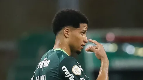 Zagueiro Murilo tem pênalti a favor no Choque-Rei. Foto: Pedro H. Tesch/Getty Images