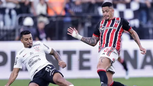 SAO PAULO, BRAZIL - MAY 14: Matheus Bidu of Corinthians and Luciano of Sao Paulo fight for the ball during a match between Corinthians and Sao Paulo as part of Brasileirao Series A 2023 at Neo Quimica Arena on May 14, 2023 in Sao Paulo, Brazil. (Photo by Alexandre Schneider/Getty Images)