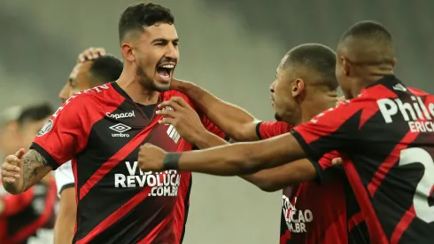 Pedro Henrique: zagueiro do Athletico-PR virou alvo do Grêmio (Foto: Rodolfo Buhrer-Pool/Getty Images)