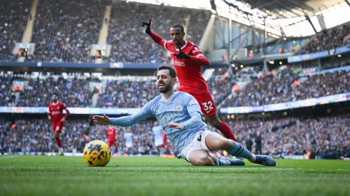 Disputa de bola entre Matip e Bernardo Silva durante o jogo entre Manchester City e Liverpool, em Manchester (Foto: Michael Regan/Getty Images)