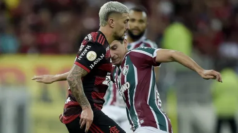 Paulo Henrique Ganso (R) of Fluminense e Giorgian de Arrascaeta of Flamengo. (Photo by Alexandre Loureiro/Getty Images)