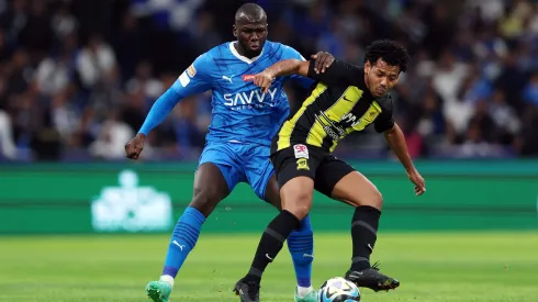 Romarinho, do Al Ittihad, divide com Koulibaly, do Al Hilal, durante partida da Champions Asiática (Foto: Yasser Bakhsh/Getty Images)