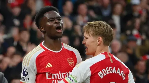 Odegaard e Saka comemoram gol no Arsenal. Foto: Justin Setterfield/Getty Images