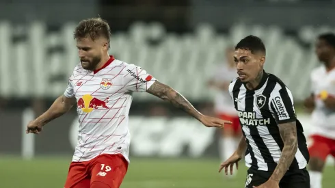 Botafogo e Bragantino em disputa decisiva na Libertadores (Foto: Jorge Rodrigues/AGIF)