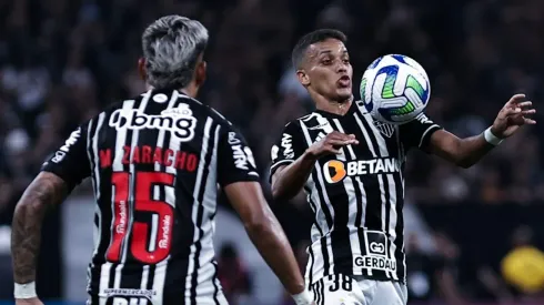 Atlético-MG toma decisão importante sobre Pedrinho e informação chega na torcida. Foto: Fabio Giannelli/AGIF