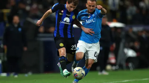 Barella encara Lobotka em jogo entre Inter e Napoli, pela Supercopa da Itália (Foto: Yasser Bakhsh/Getty Images)
