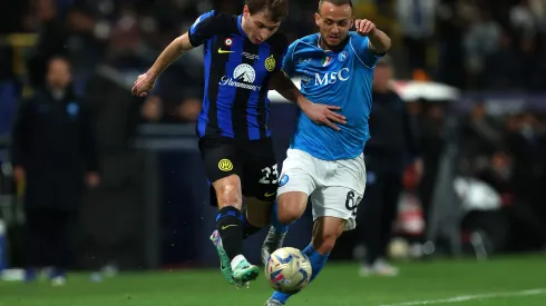 Barella encara Lobotka em jogo entre Inter e Napoli, pela Supercopa da Itália (Foto: Yasser Bakhsh/Getty Images)