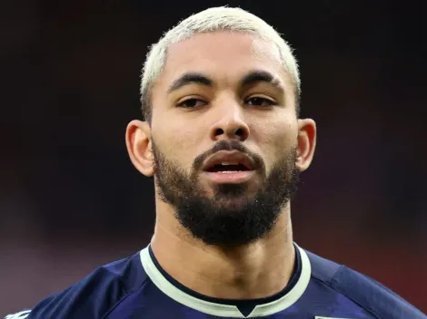 Douglas Luiz aparece no Vasco com conversa sobre reforços com Léo Jardim