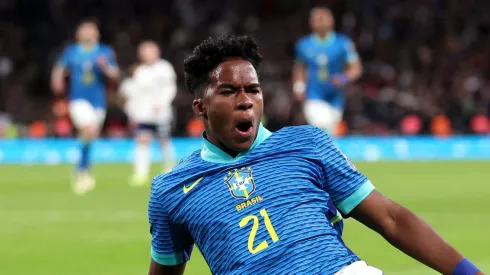 Endrick comemora gol pela Seleção Brasileira. Foto: Catherine Ivill/Getty Images
