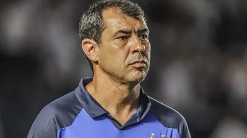 Carille terá uma missão no Santos contra o Red Bull Bragantino. Foto: Reinaldo Campos/AGIF
