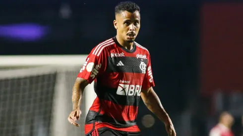 Rival do Flamengo tenta fechar o empréstimo do meio-campista Allan (Photo by Miguel Schincariol/Getty Images)
