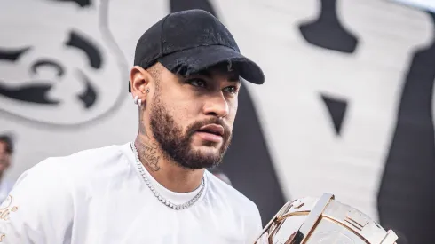 Neymar com o troféu do Paulistão. Foto: Raul Baretta/Santos FC