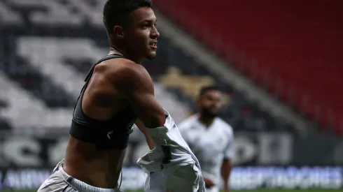 BRASILIA, BRAZIL - APRIL 13: Marcos Leonardo of Santos celebrates after scoring the opening goal during a third round second leg match between Santos and San Lorenzo as part of Copa CONMBEOL Libertadores at Mane Garrincha Stadium on April 13, 2021 in Brasilia, Brazil. (Photo by Buda Mendes/Getty Images)