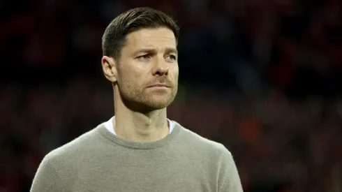 Xabi Alonso anunciou sua permanência no Bayer Leverkusen (Foto: Lars Baron/Getty Images)