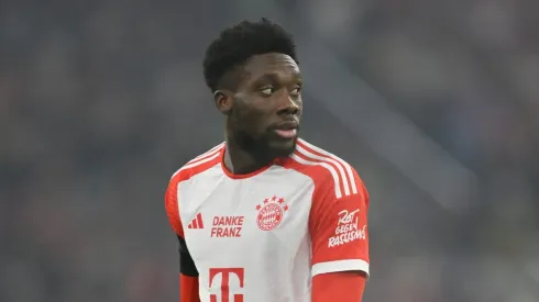 Bayern topa liberar Davies ao Real Madrid sem custos, mas pede 2 jogadores em troca. (Photo by Sebastian Widmann/Getty Images)