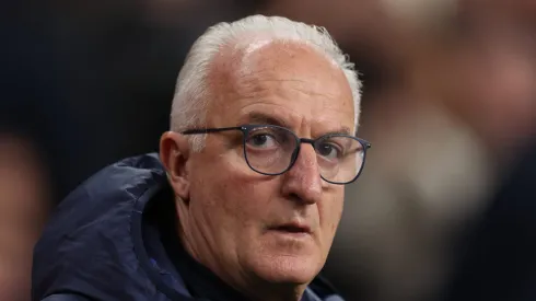 Dorival dá palestra para os árbitros. Foto: Catherine Ivill/Getty Images