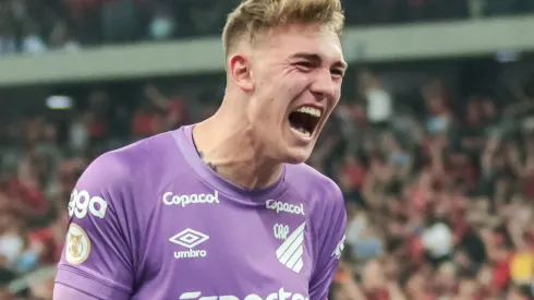 Para ficar de olho: O novo grande goleiro do Athletico tido como substituto de Bento. Foto: Robson Mafra/AGIF