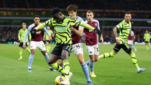 Saka e Pau Torres duelam em dividida no jogo entre Arsenal e Aston Villa, pela Premier League (Foto: Catherine Ivill/Getty Images)