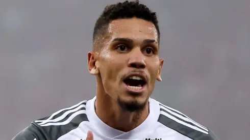 R$ 109 mi Paulinho pode deixar o Atlético Mineiro para vestir vermelho (Photo by Buda Mendes/Getty Images)