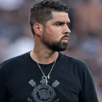 António Oliveira expõe preocupação com situação de jogador do Corinthians