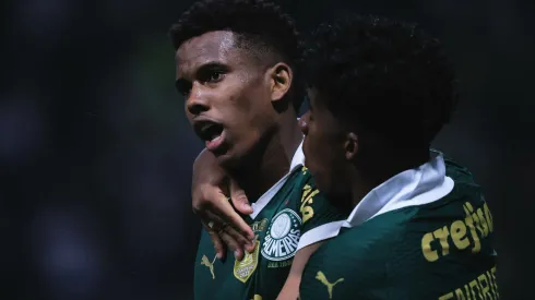 Endrick e Estêvão comemoram gol pelo Palmeiras. Foto: Ettore Chiereguini/AGIF