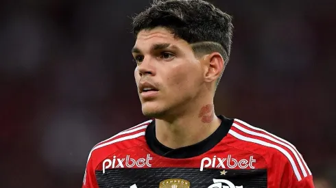 Ayrton Lucas pode perder vaga na Seleção Brasileira. Foto: Thiago Ribeiro