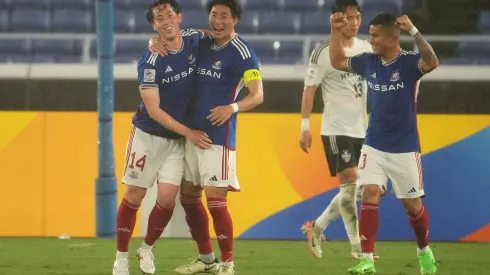 Atletas do Yokohama F Marinos celebram vaga nos pênaltis contra o Ulsan Hyundai na Champions Asiática (Foto: Masashi Hara/Getty Images)
