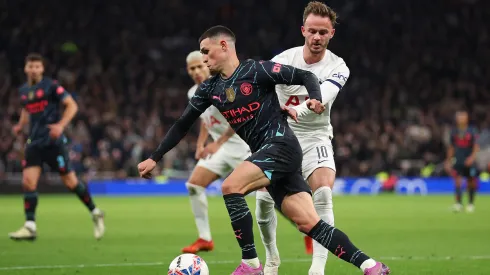 Phil Foden e James Maddison duelam em Manchester City x Tottenham (Foto: Catherine Ivill/Getty Images)