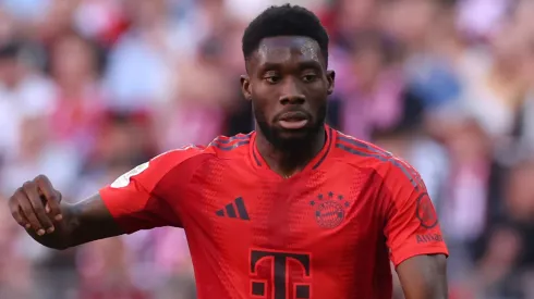 Alphonso Davies ficou mais distante do Real Madrid (Foto: Alexander Hassenstein/Getty Images)