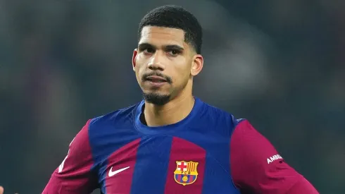 Ronald Araújo vive situação incômoda no Barcelona, segundo portal. (Photo by Alex Caparros/Getty Images)
