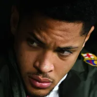 Vitor Roque é chamado no Barcelona e Xavi conversa no pé do ouvido com brasileiro