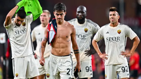 Roma em campo diante do Genoa no primeiro turno: equipe ainda era treinada por José Mourinho e perdeu no Luigi Ferraris (Foto: Simone Arveda/Getty Images)