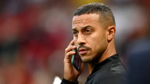 THIAGO ALCÂNTARA anunciou a saída do Liverpool. (Photo by Michael Regan/Getty Images)