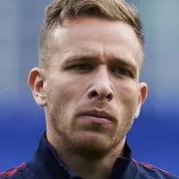 Gigante do Brasileirão prepara proposta pelo meio-campista Arthur, ex-Barcelona e Grêmio