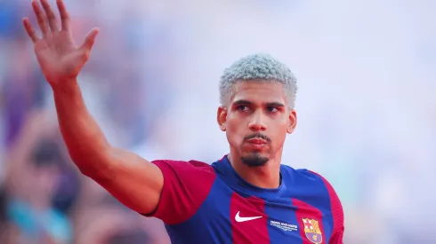 Ronald Araújo pelo Barcelona (Photo by Eric Alonso/Getty Images)