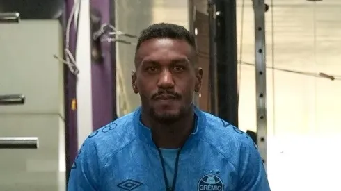 Edenílson concede entrevista à RBS TV. Foto: Luis Eduardo Muniz / Grêmio FBPA