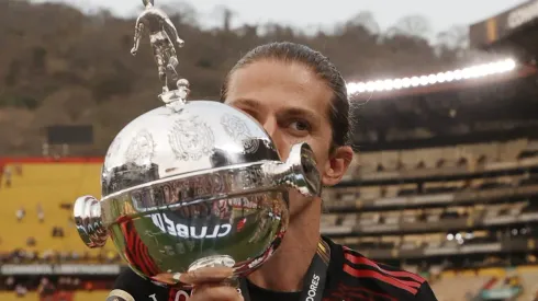 Filipe Luís com a taça da Libertadores. Foto: Buda Mendes/Getty Images