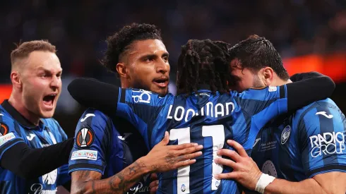 Lookman, Ederson e jogadores comemoram gol pela Atalanta (Photo by Julian Finney/Getty Images)