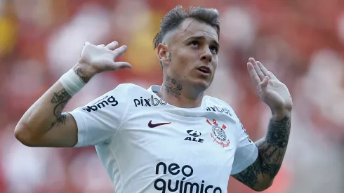 Róger Guedes compareceu ao estádio do Timão (Foto: Wagner Meier/Getty Images)