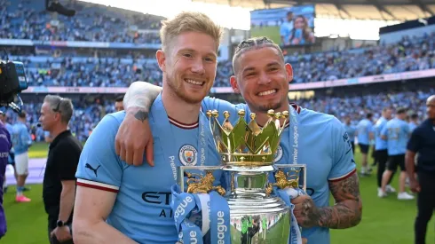 Jogador do Manchester City surpreende e se oferece ao Barcelona de Hansi Flick.