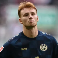 Insatisfeito no Liverpool, Van den Berg faz forte desabafo: \'Quer atrapalhar meu futuro\'