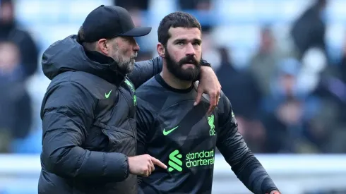 Liverpool avalia investida por grande goleiro do futebol brasileiro para a vaga de Alisson. (Photo by Michael Regan/Getty Images)
