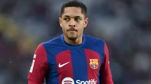 Hansi Flick toma decisão oficial sobre Vitor Roque no Barcelona e manda recado.