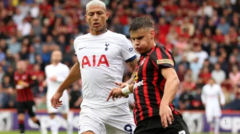 Richarlison e Milo Kerkez. (Photo by Luke Walker/Getty Images)