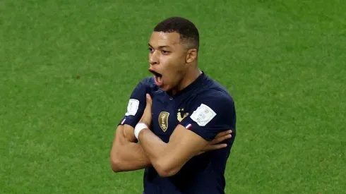 Mbappé marca gol com a Seleção Francesa. Foto: Elsa/Getty Images