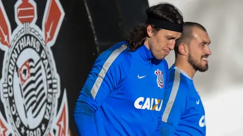 Corinthians tenta a volta de goleiro multicampeão em meio à saída de Carlos Miguel.