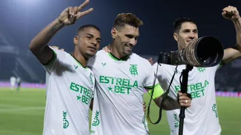 Jogadores do América-MG comemoram gol durante partida da Série B (Sipa US / Alamy Stock Photo)