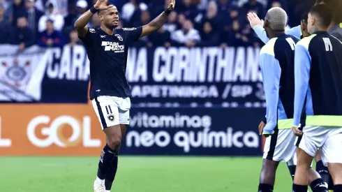 Junior Santos do Botafogo comemora seu gol durante partida contra no estádio Arena Corinthians. (AGIF / Alamy Stock Photo)