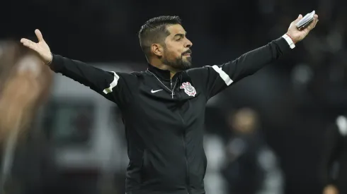 António Oliveira, do Corinthians, segue procurando um novo goleiro titular.